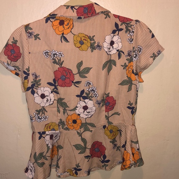 SHORT SLEEVE PEPLUM TOP - Picture 2 of 3